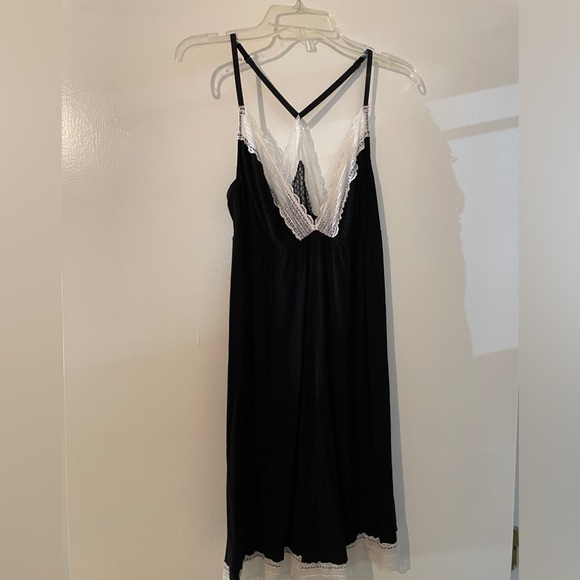 Black Negligee with White Lace Trim - Picture 1 of 4
